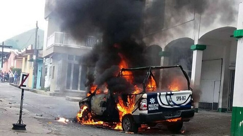 Saqueos e incendio de una patrulla por secuestro de sacerdote en México