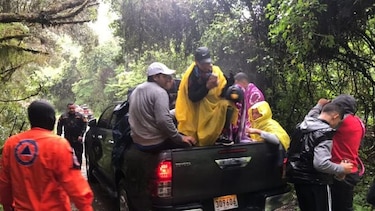 Rescatan a 24 turistas de la cima del volcán Barú