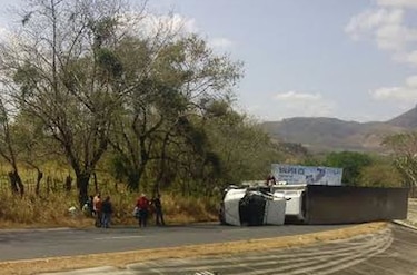 Vuelco de camión cargado de carne causa tranque en la Interamericana