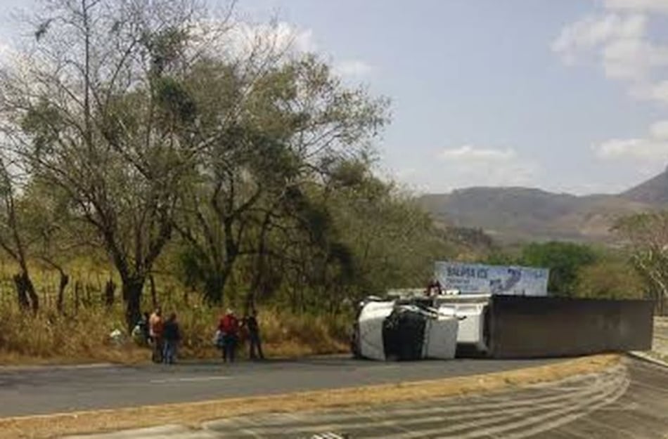 Vuelco de camión cargado de carne causa tranque en la Interamericana