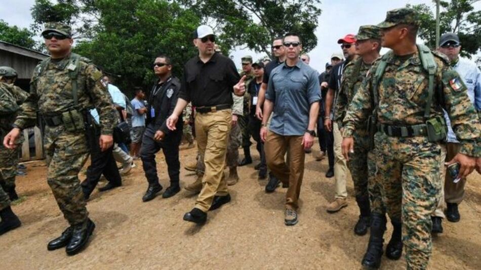 Kevin McAleenan, secretario de Seguridad Nacional de EU, recorre albergue La Peñita en Darién