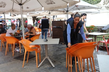 Operativo municipal retira mobiliario ilegal en plazas del Casco Antiguo