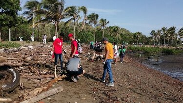 Realizan jornada de limpieza en la playa El Agallito en Chitré