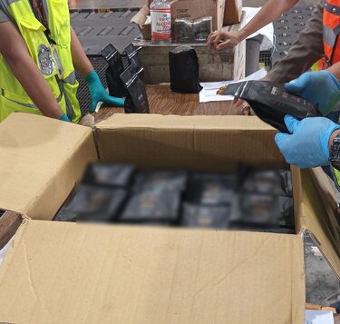 Decomisan droga camuflada en café con destino a Australia en el Aeropuerto de Tocumen