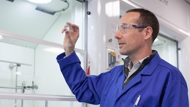 Cómo una quemadura de sol inspiró a una profesora de química a desarrollar una nueva manera de almacenar energía