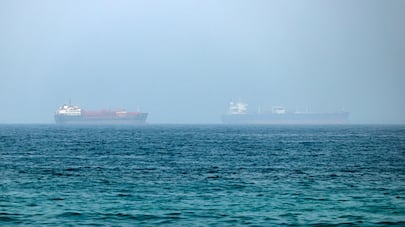 El petróleo de Texas sube un 1.6% tras ataques en Ormuz y Arabia Saudí
