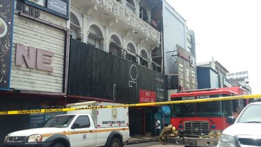 En edificio destruido por incendio en la Plaza 5 de Mayo hallan un cadáver