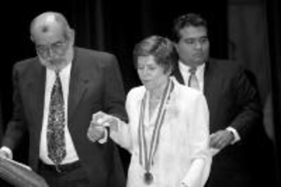 Condecoran a Elsie Alvarado