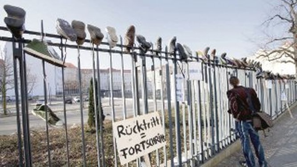 Académicos fustigan a ministro Guttenberg