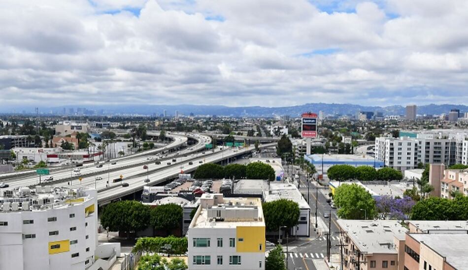 Los Ángeles prevé confinamiento por coronavirus hasta julio