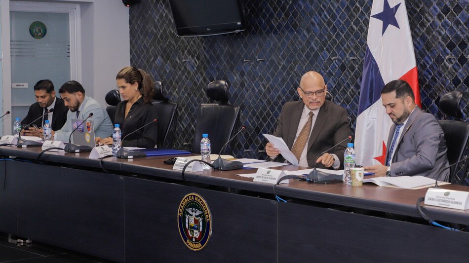 Diputados de la Comisión de Comercio citan al ministro Julio Moltó por tema minero