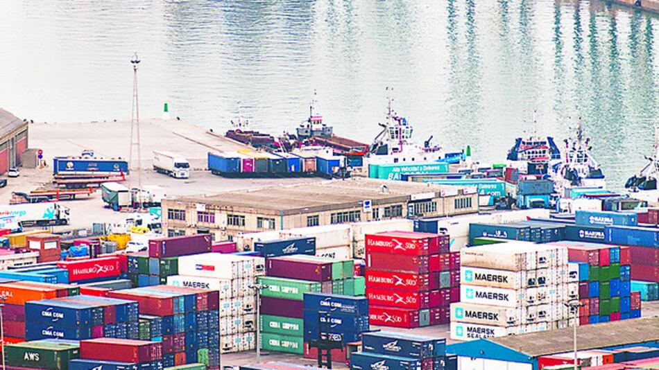 España reduce su déficit comercial