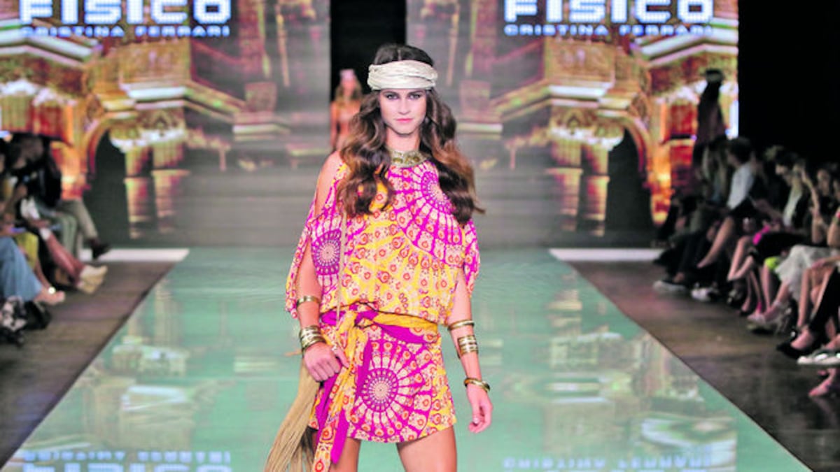 Una modelo muestra uno de los diseños de la marca Físico, de la italiana Cristina Ferrari, donde resalta el tono rosado.
