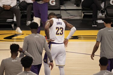 Lesión de tobillo de LeBron James mantiene en vilo a los Lakers