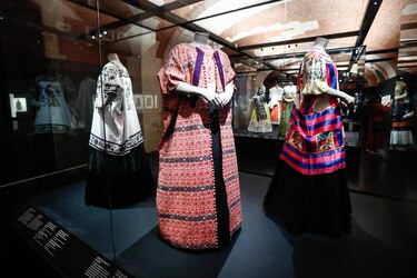 Museo de la Moda de París celebra a Frida Kahlo