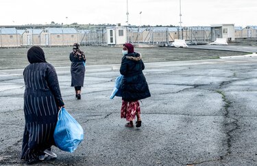 Un niño de un año cruza el Mediterráneo solo junto a otros migrantes