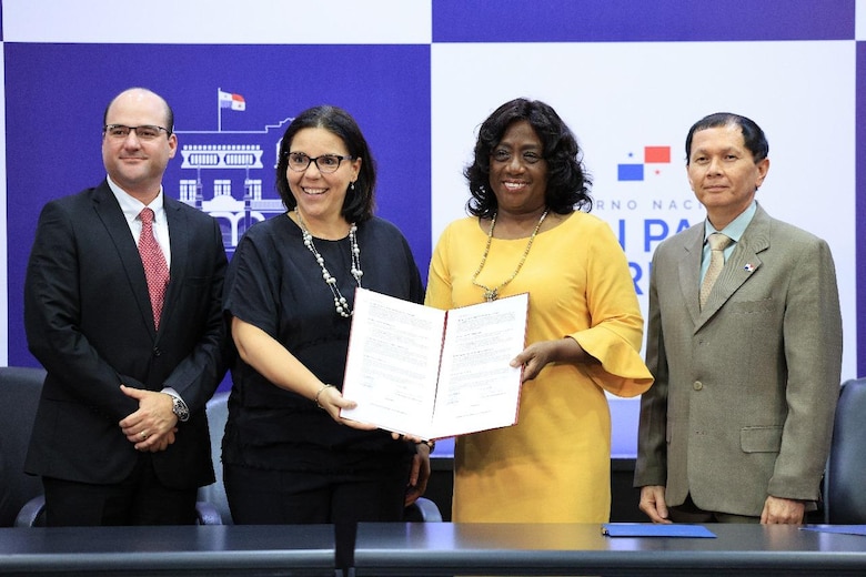 Meduca invertirá $258 millones en laptops, pero mil escuelas siguen sin luz e internet