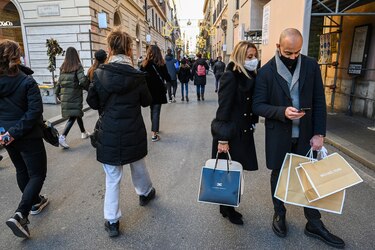 Italia detecta un caso de nueva variante del virus tras suspender vuelos con Reino Unido