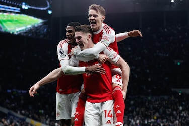 Arsenal aplasta al Tottenham y sigue líder en la Premier