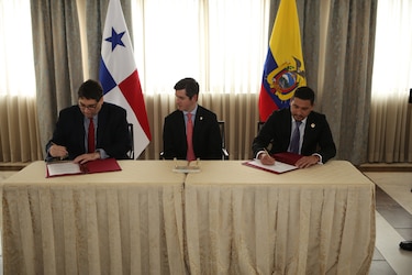 Panamá y Ecuador firman acuerdo tributario como paso para salir de lista de paraísos fiscales