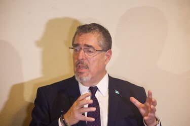 Presidente electo de Guatemala pide que lo acompañen para entrega de recurso legal