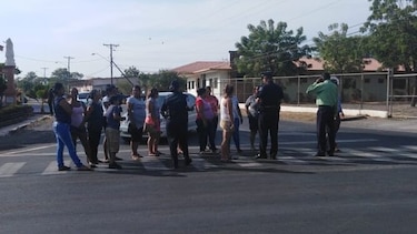 Chitré: padres de familia protestan por desbordamiento de aguas servidas