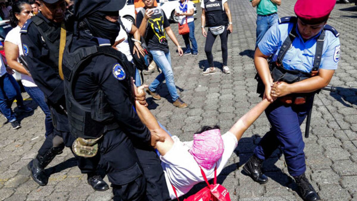 Momento en que eran detenidas las manifestantes.