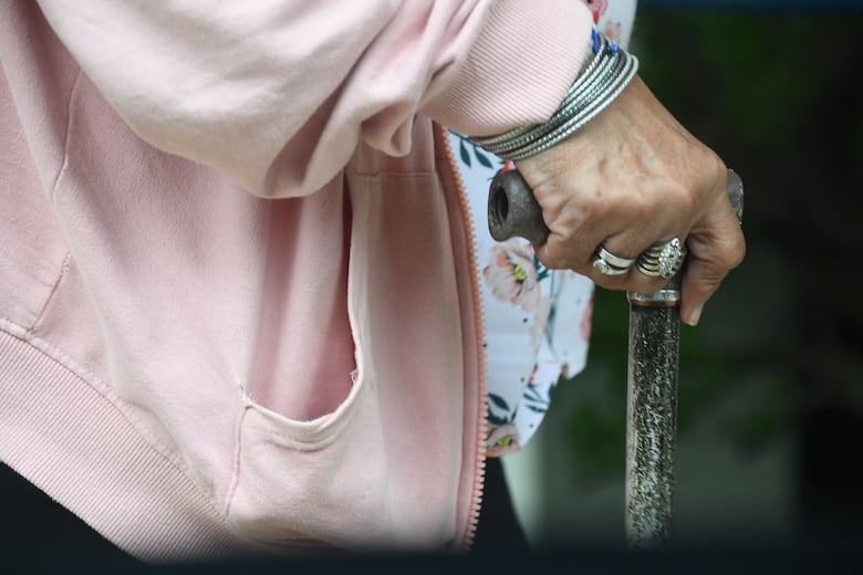 Aumentan las denuncias por maltrato a personas mayores: el Ministerio de Desarrollo Social pide mayor protección