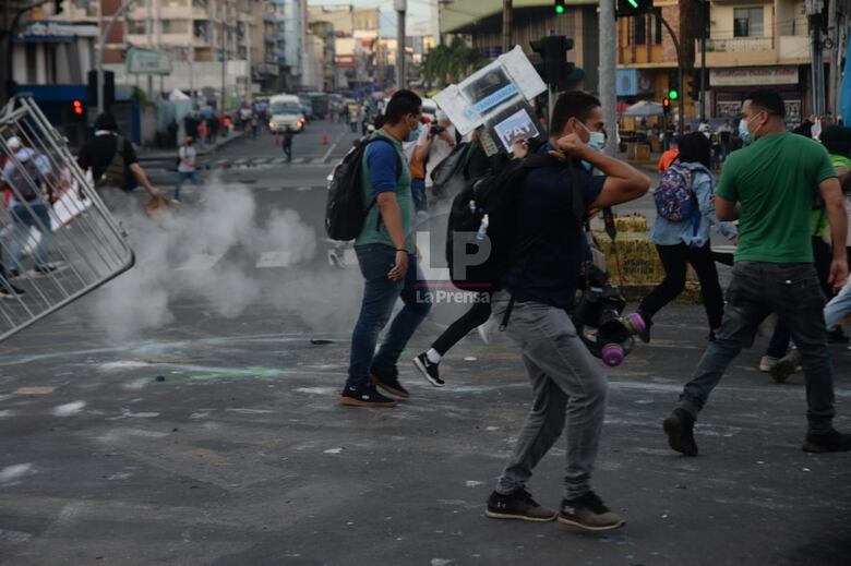 Repudian agresión de una subteniente contra manifestante universitaria; jóvenes se presentan ante un juez de paz