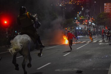 Policía de Colombia, foco de la ira social por abusos que agravó la pandemia