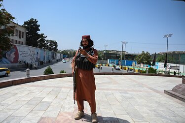 ¿Cómo se hicieron tan rápido los talibanes con el control de Afganistán?