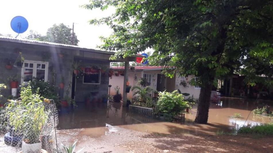 Bomberos evalúan a familias afectadas por inundaciones en Los Santos