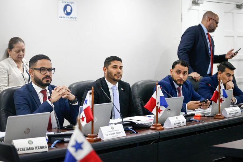 ‘La población nos puso aquí para cuestionar, indagar y fiscalizar’, dice el diputado Jhonathan Vega sobre el papel de la Comisión de Presupuesto