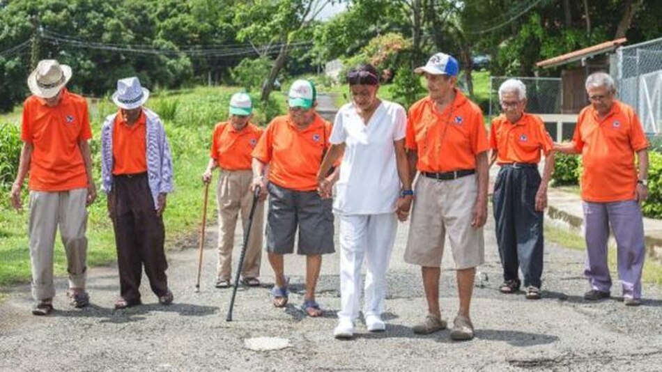 Entrega de luz y vida para ancianos desprotegidos