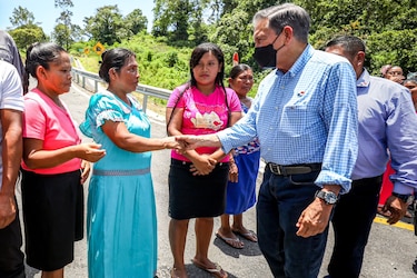 Cortizo ‘da cariño’ a Bocas del Toro; Carrizo pide los votos