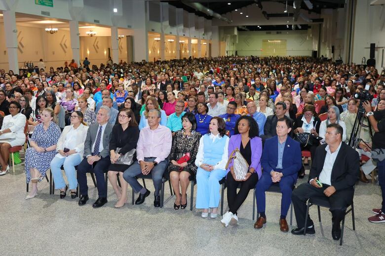 Ministra Molinar se reúne con 3 mil directores de escuelas oficiales del país