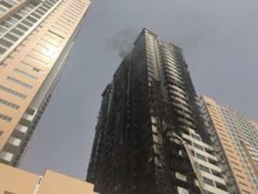 Apagan incendio en rascacielos en los Emiratos Árabes Unidos