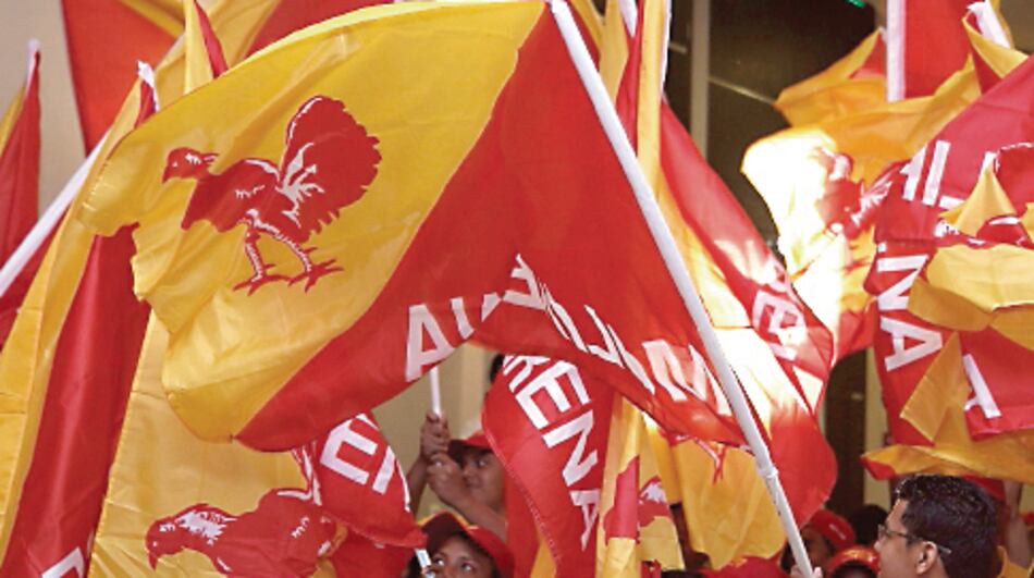 Los gallos entre el escándalo, el atolladero y una convención