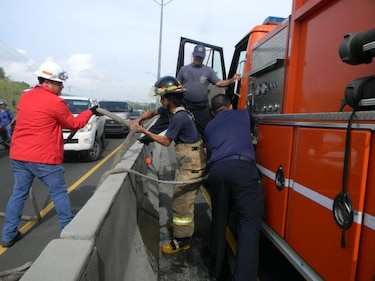 Investigan incendio de dos vehículos en autopista Arraiján-La Chorrera