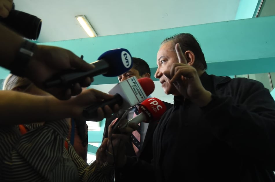 El sacerdote David Cosca vuelve a la actividad eclesiástica pública en una iglesia en Ancón