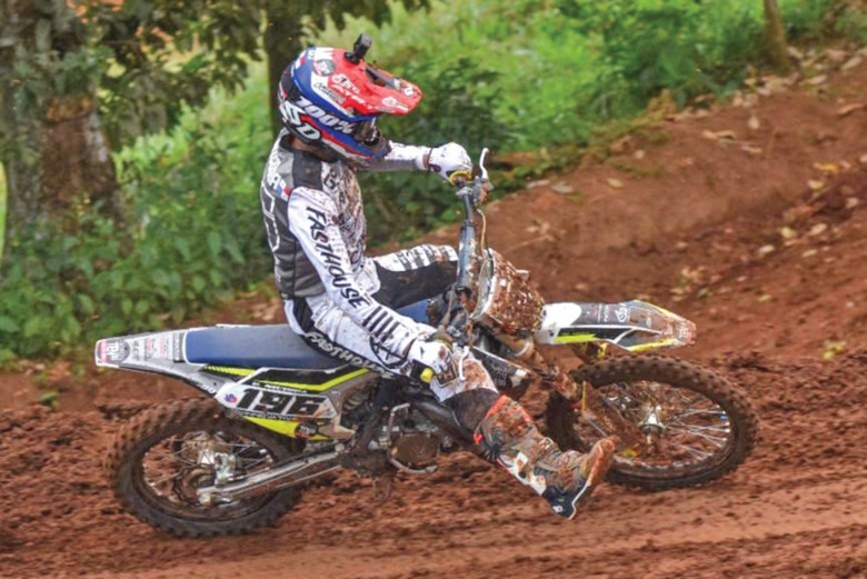 Un panameño planta bandera en suelo tico