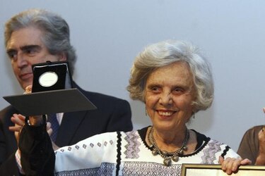 México entrega galardón a Elena Poniatowska