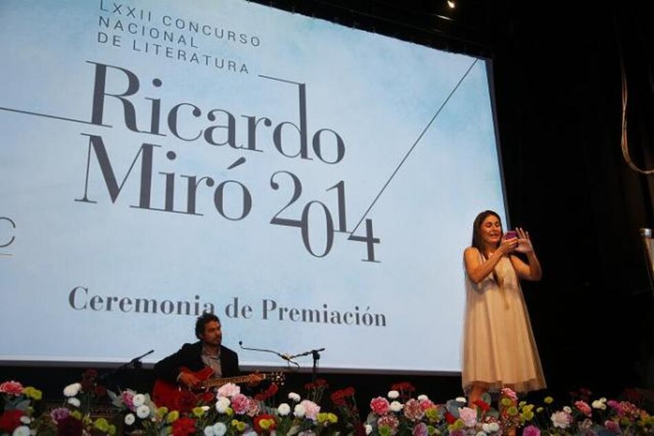 Directora del Inac usa la tecnología para acordarse de la letra de 'Patria'