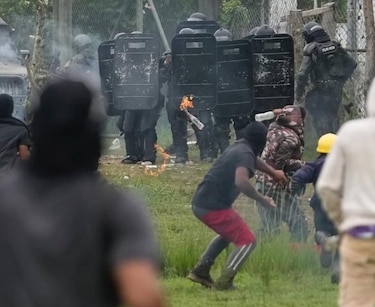 Indígenas Emberá vs. Senafront: las ocho horas de piedras, bombas lacrimógenas y perdigones en Arimae