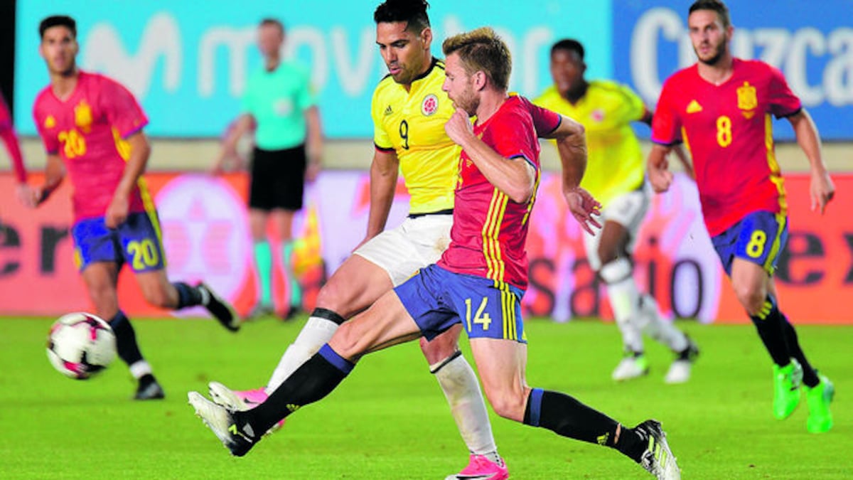 El colombiano Radamel Falcao (Izq.) se disputa el balón con el español Asier Illarramendi (Der.) en el partido de ayer.