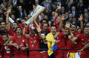 Sevilla revalida la corona con un doblete de Bacca