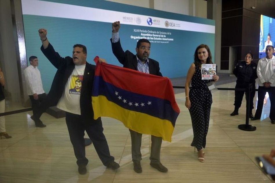 Interrumpen sesión de la OEA, a gritos de 'asesinos' y con la bandera venezolana