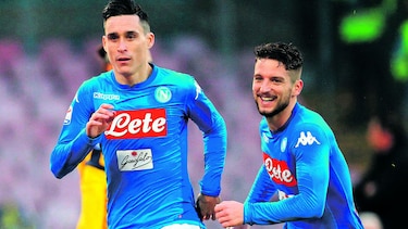 Napoli sigue al frente en Italia