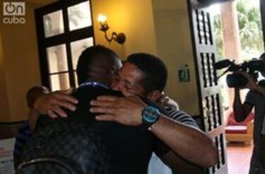Peloteros cubanos regresan a la isla