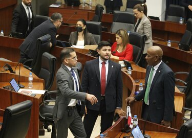 Más trabajo en comisiones, pero grandes deudas por saldar: la recta final de la Asamblea